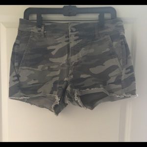 Women’s express Shorty mid rise camo shorts size 4